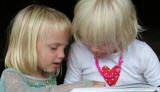 Barn som läser barnböcker tillsammans 