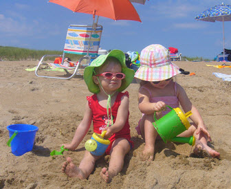 Barn leker vid strandkanten